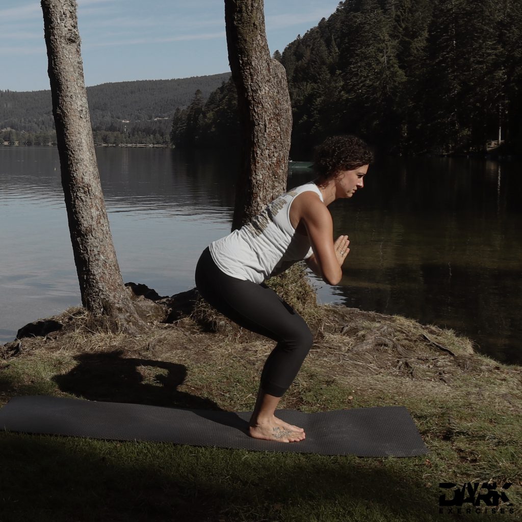 Taival-Yoga
Stuhlstellung Utkatasana mit Anjali Mudra