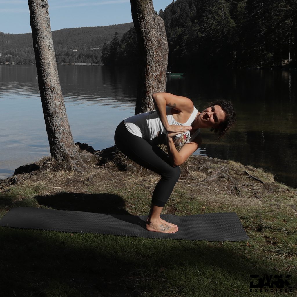 Taival-Yoga
Stuhlstellung Utkatasana mit Anjali Mudra und Twist